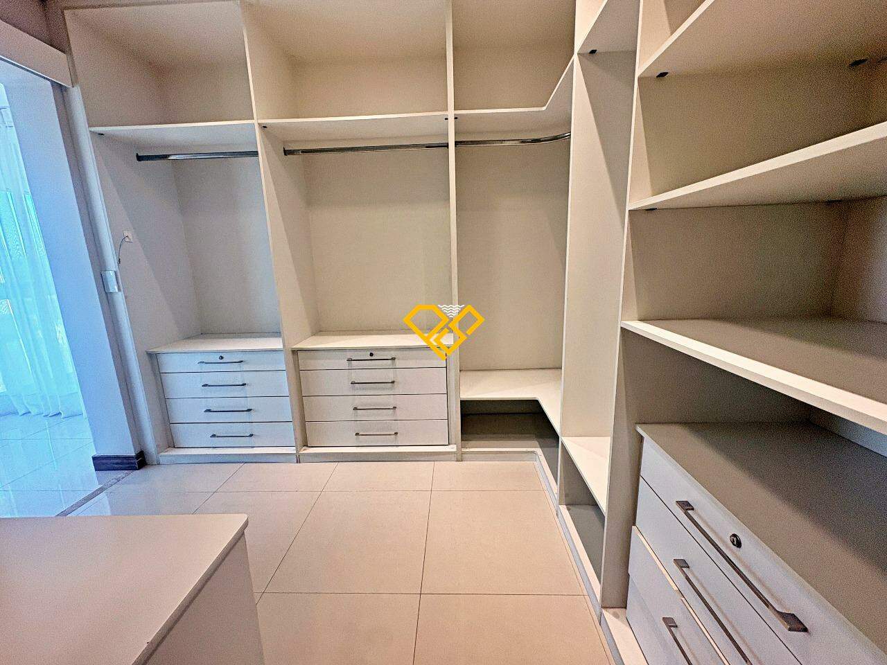 Apartamento para aluguel no Embaré: Suíte 1 - closet