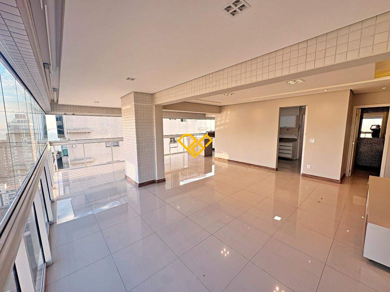 Apartamento para aluguel no Embaré: Sala e varanda