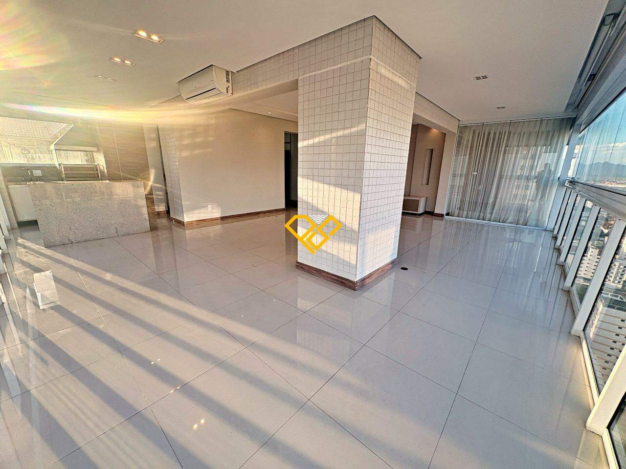 Apartamento para aluguel no Embaré: Sala e varanda