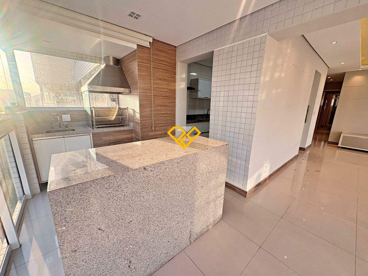 Apartamento para aluguel no Embaré: Varanda com churrasqueira