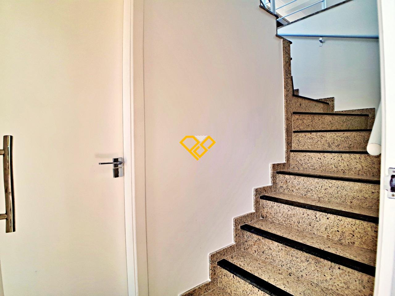 Casa para aluguel no Embaré: Acesso ao 2° piso