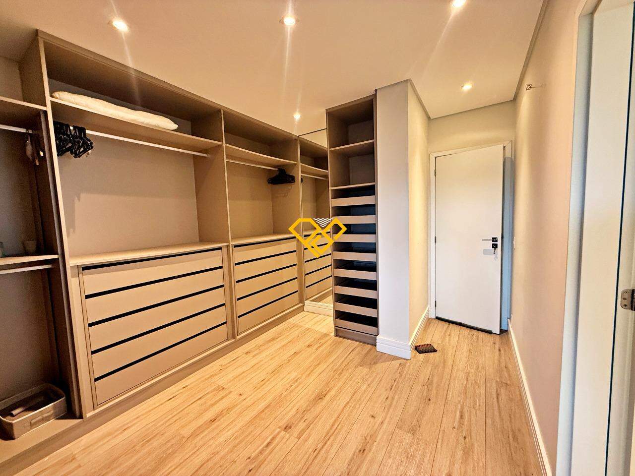 Apartamento para aluguel no Gonzaga: Dormitório 1 - suíte - closet