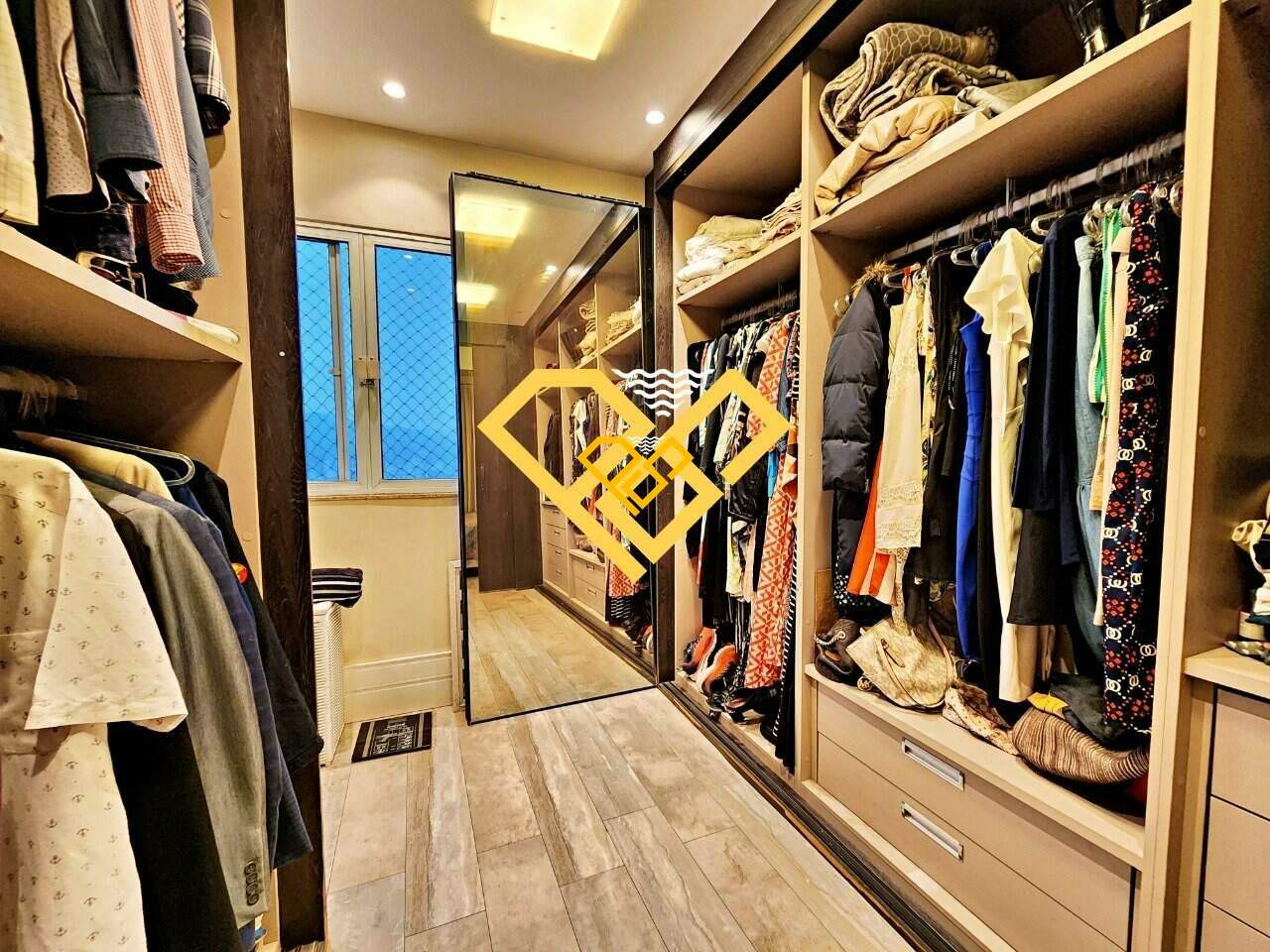 Cobertura à venda no José Menino: Closet