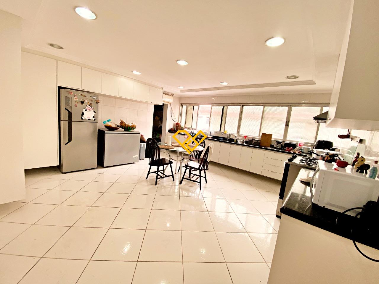 Cobertura para aluguel no Embaré: 