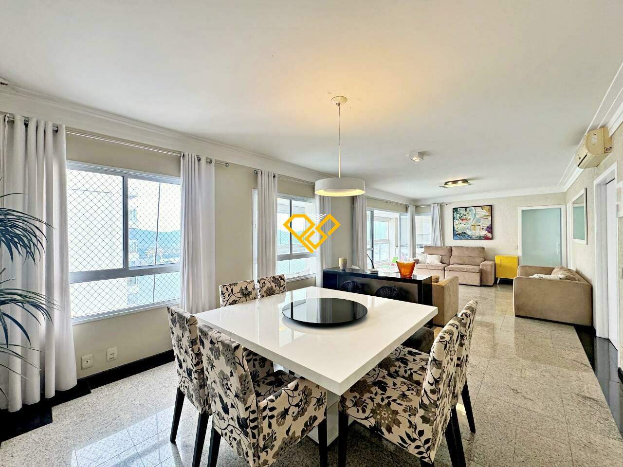 Apartamento à venda no Ponta da Praia: Sala