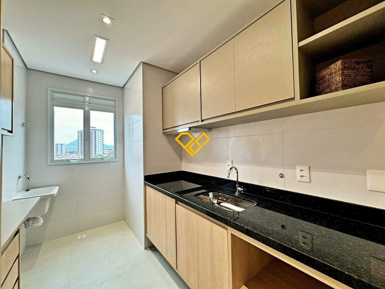 Apartamento à venda no Ponta da Praia: cozinha e área serviço
