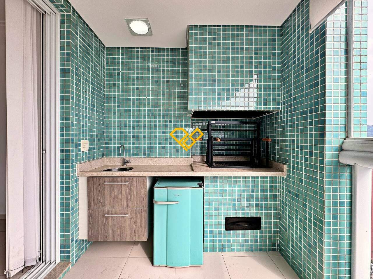 Apartamento para aluguel no Ponta da Praia: Varanda com churrasqueira