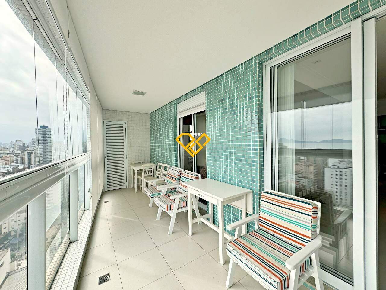Apartamento para aluguel no Ponta da Praia: Varanda com churrasqueira