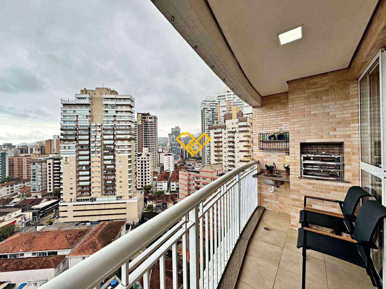 Apartamento à venda no Gonzaga: Varanda com churrasqueira