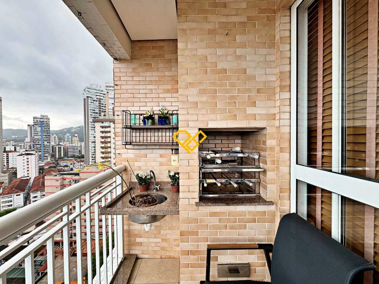 Apartamento à venda no Gonzaga: Varanda com churrasqueira