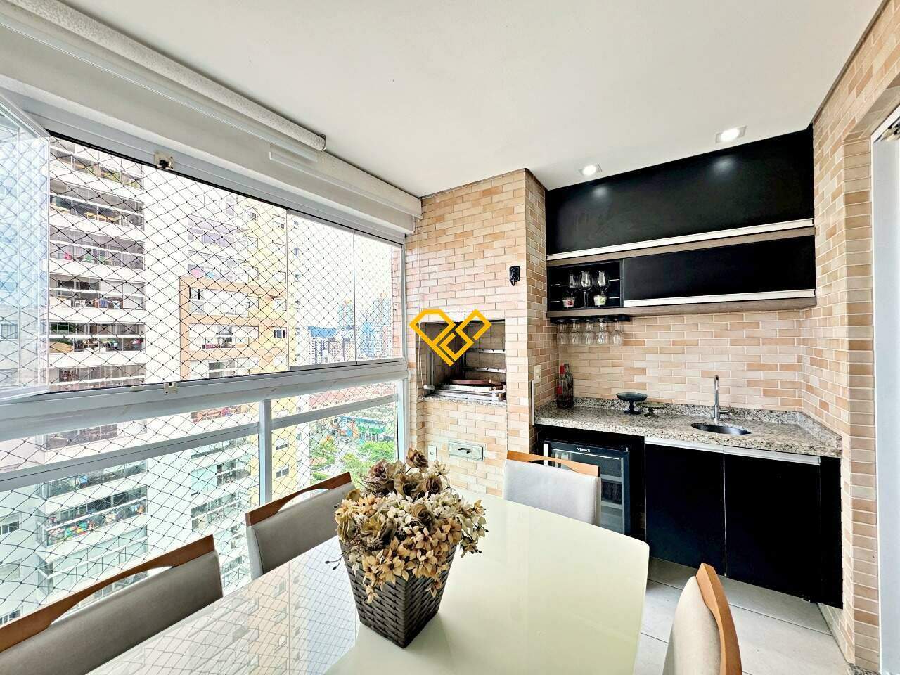 Apartamento à venda no Ponta da Praia: Varanda com churrasqueira