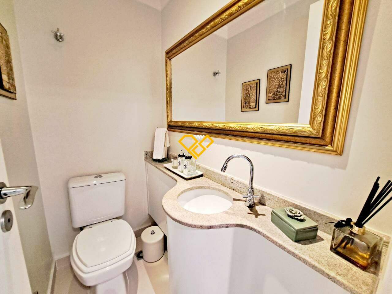 Apartamento à venda no Embaré: Lavabo