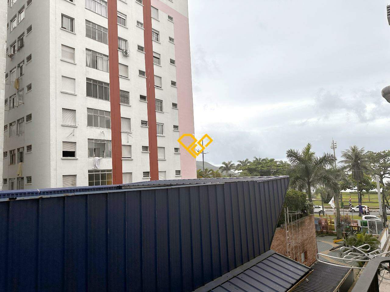 Apartamento à venda no Embaré: Vista lateral pro mar