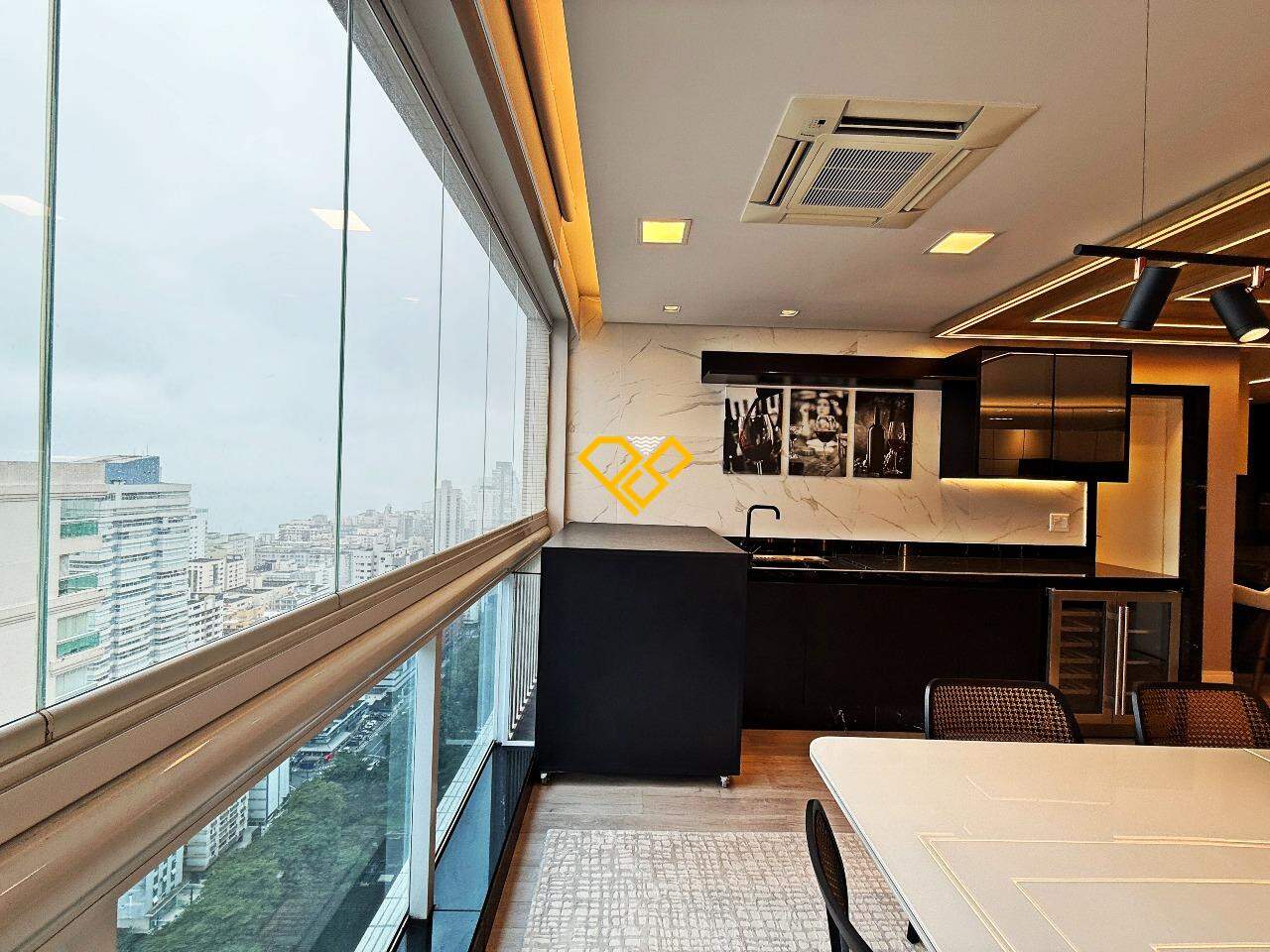 Apartamento à venda no Aparecida: varanda e vista mar