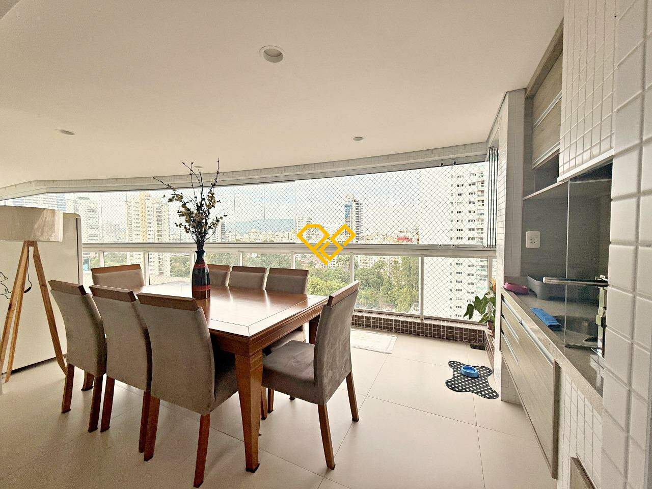 Apartamento à venda no Aparecida: Varanda com churrasqueira