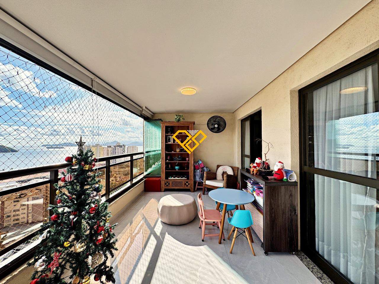 Apartamento à venda no Ponta da Praia: Varanda com churrasqueira