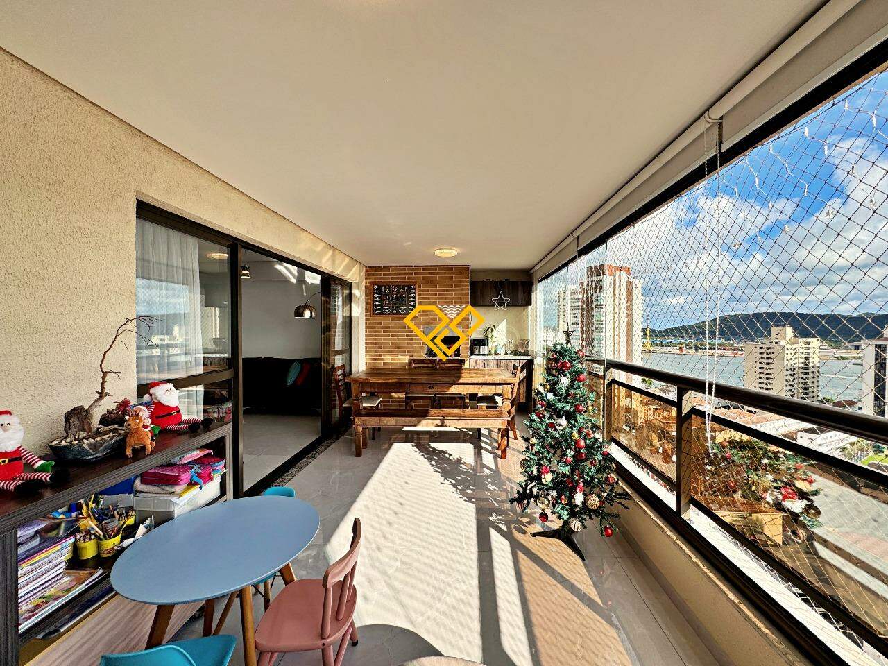 Apartamento à venda no Ponta da Praia: Varanda com churrasqueira