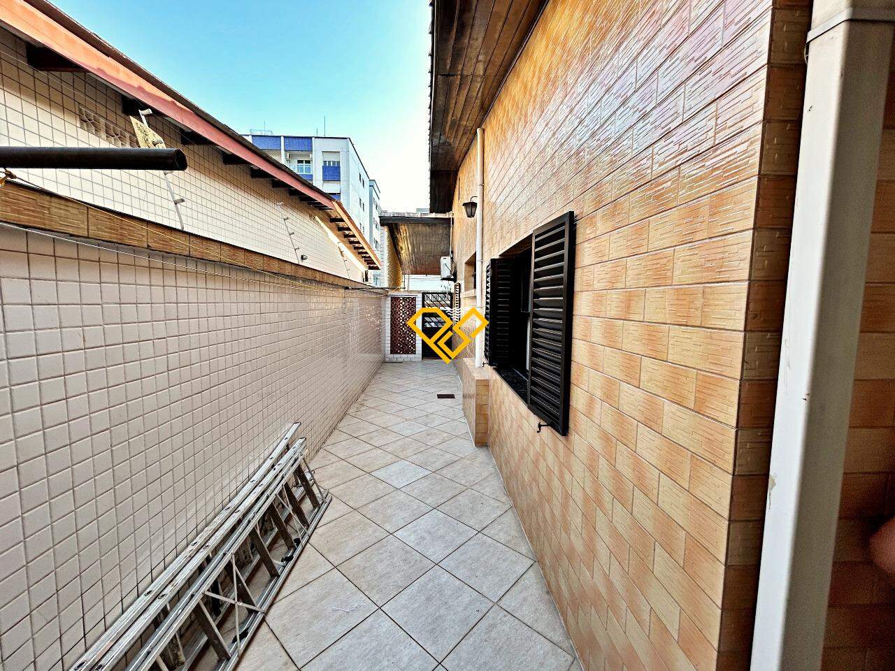Casa à venda no Ponta da Praia: Quintal lateral