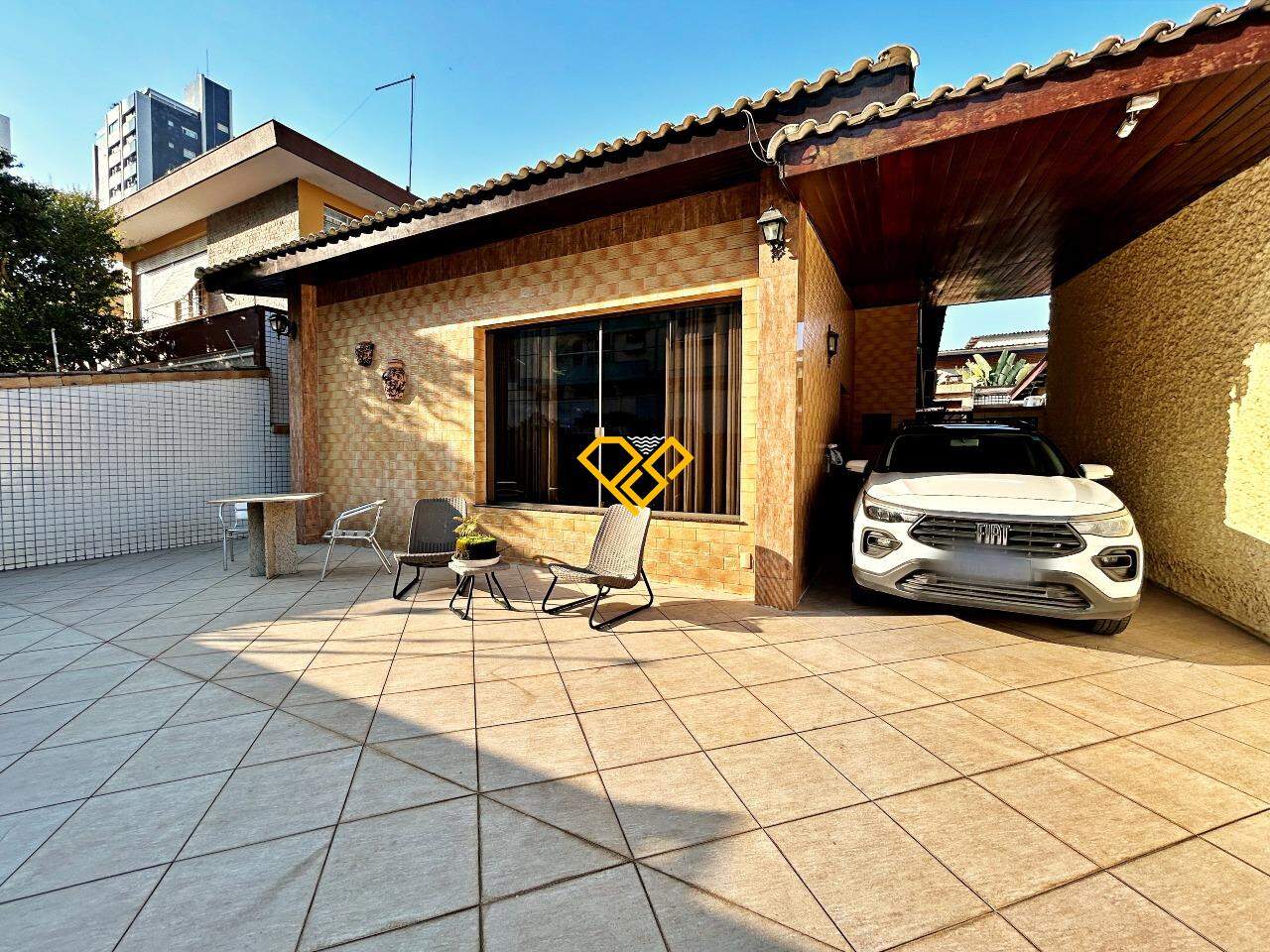 Casa à venda no Ponta da Praia: Garagem e fachada
