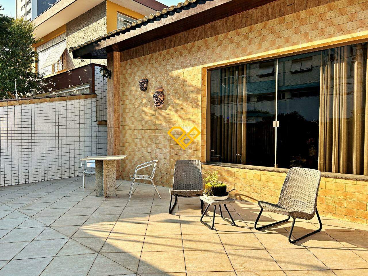 Casa à venda no Ponta da Praia: Garagem e fachada
