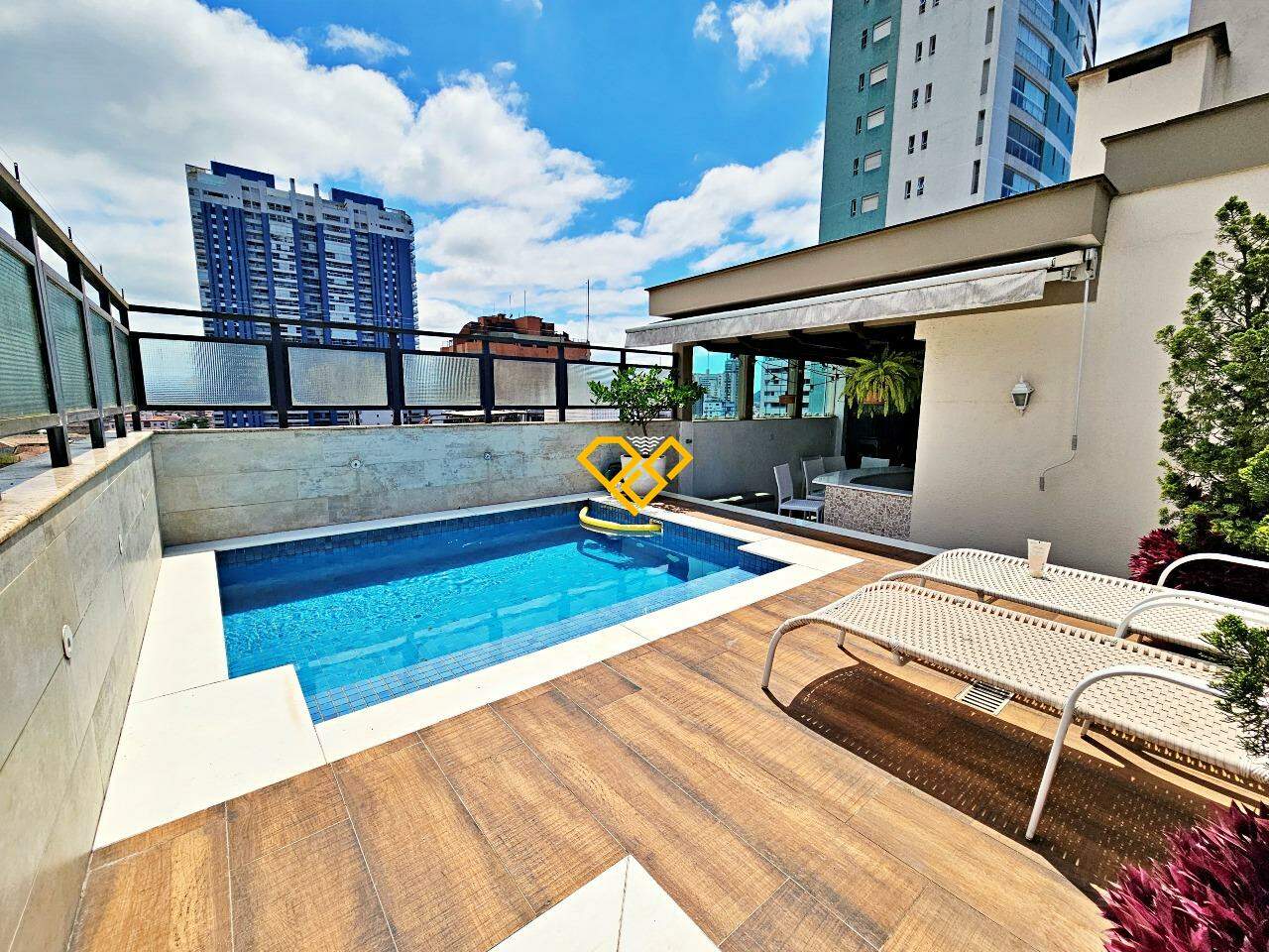 Cobertura à venda no Aparecida: Piscina