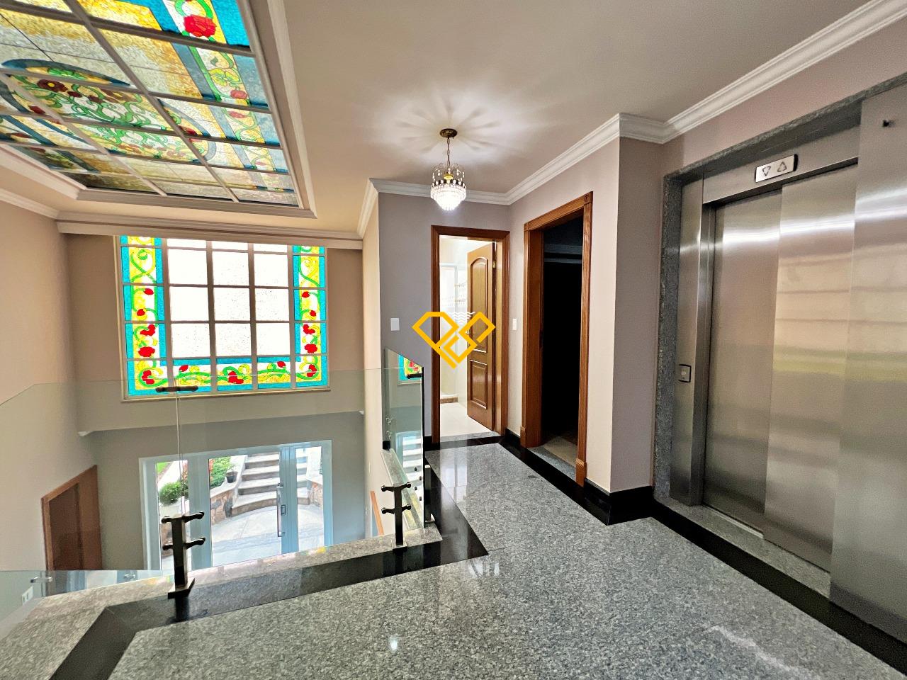 Casa à venda no Santa Terezinha: Elevador atende todos os andares 