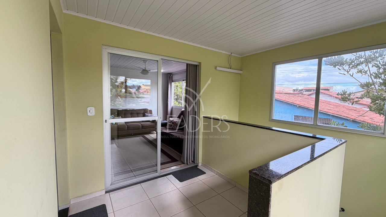 Casa à venda no Jardim Colorado: ESCADA E VARANDA