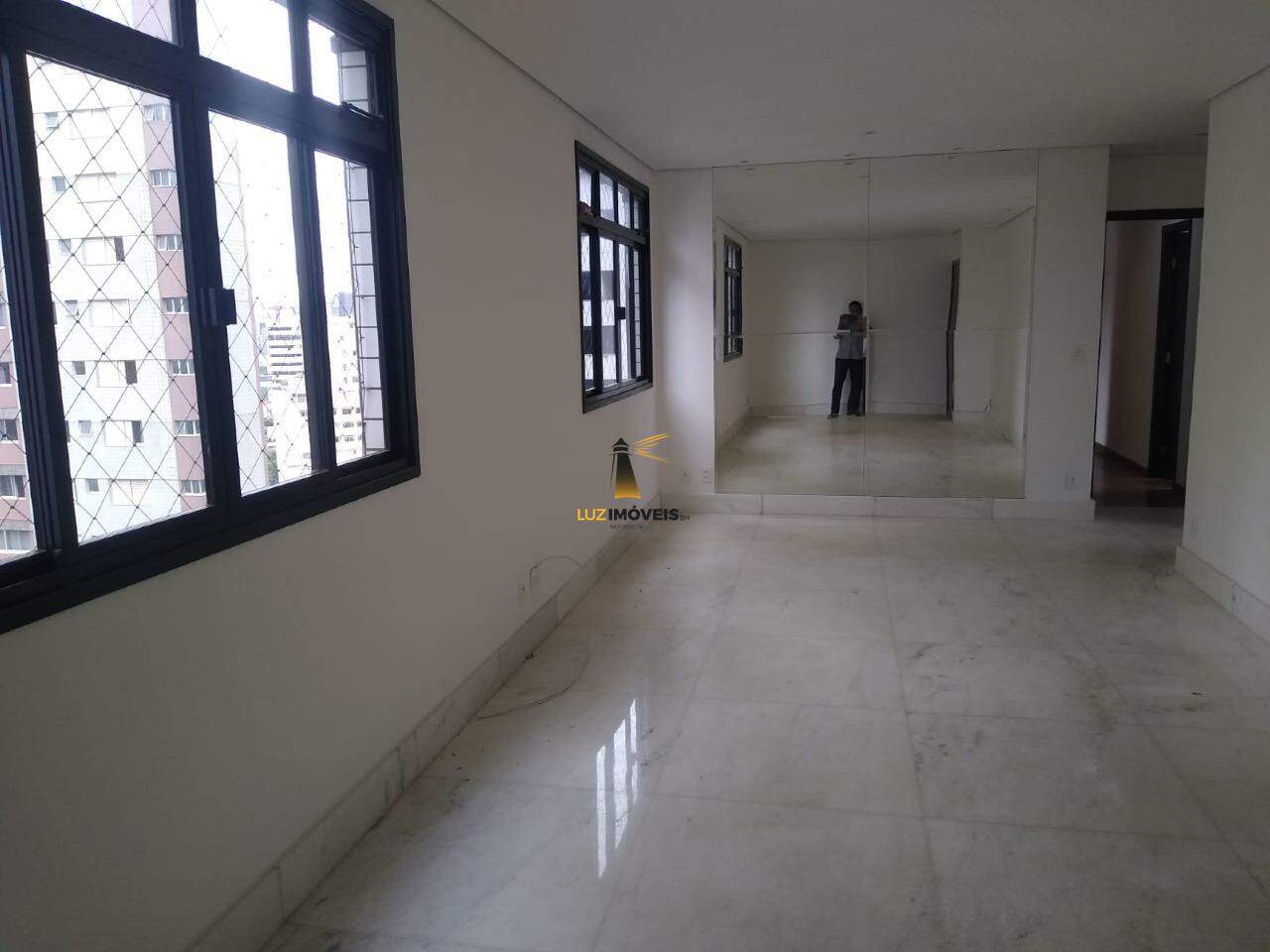 Apartamento à venda com 3 quartos, 216m² - Foto 1