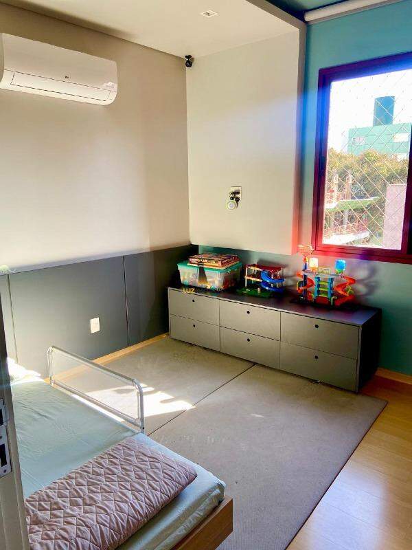 Apartamento à venda com 4 quartos, 180m² - Foto 2