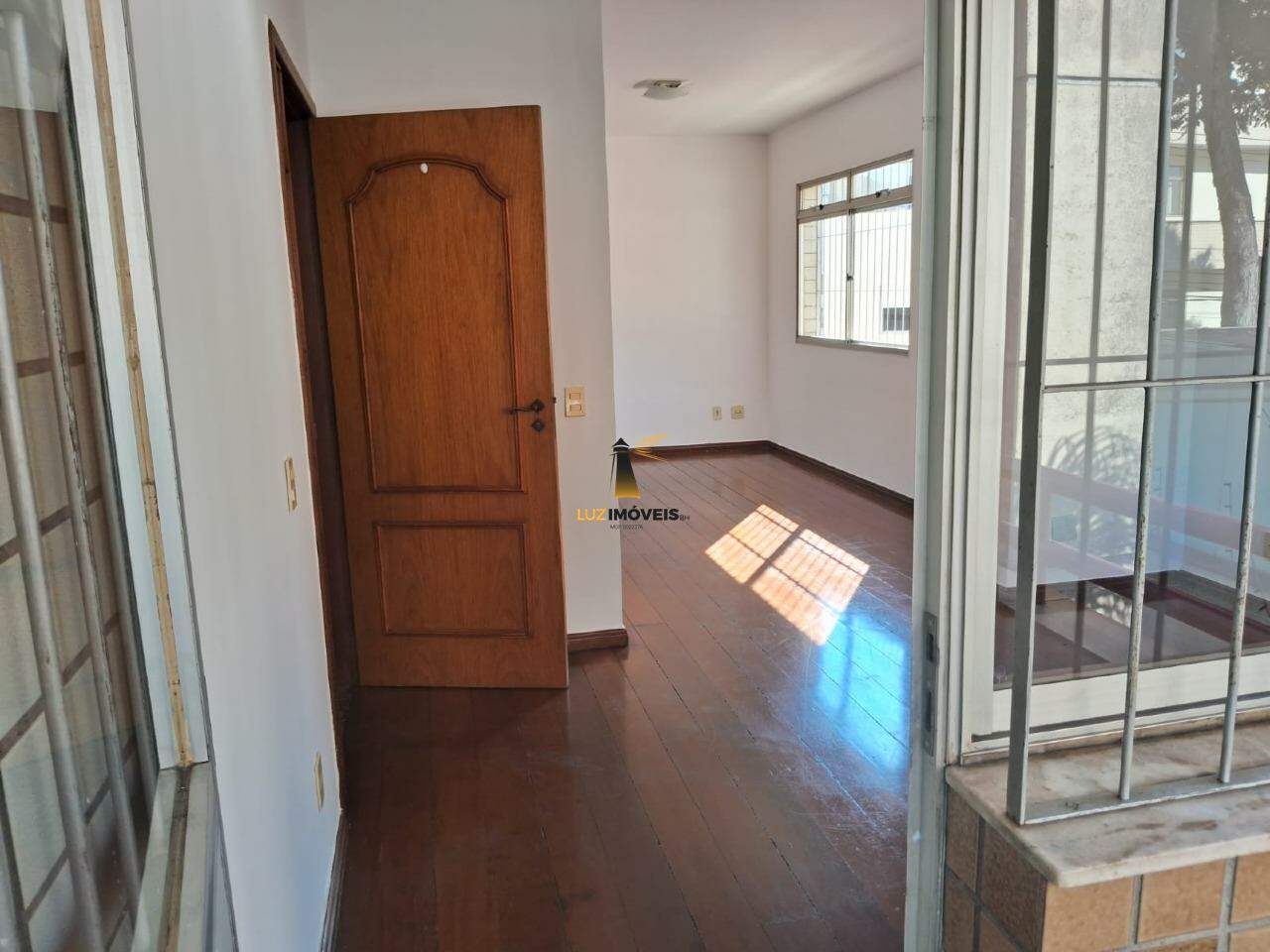 Apartamento à venda com 3 quartos, 97m² - Foto 2