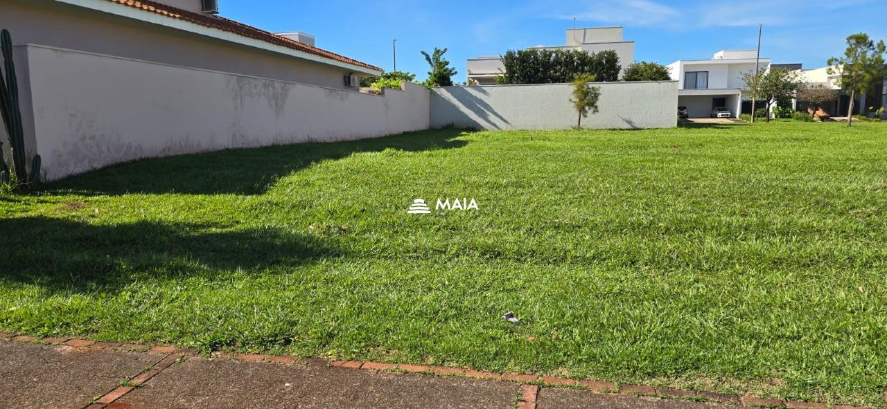Terreno à venda no condomínio Cyrela 
