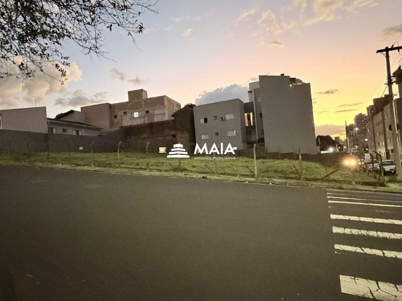 Terreno de esquina à venda na Abadia
