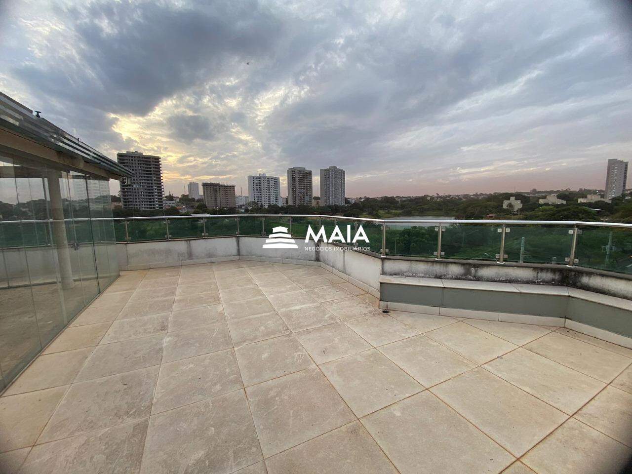 Apartamento Duplex à venda no condomínio Jardim do Lago 