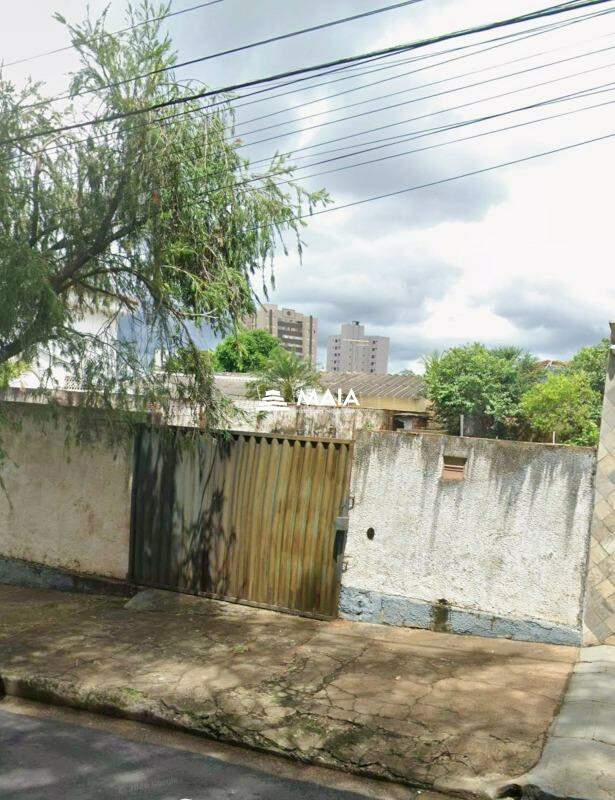 Terreno/Área à venda no Mercês: 