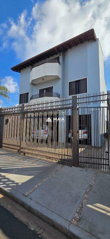 Prédio com 3 apartamentos à venda no Leblon 
