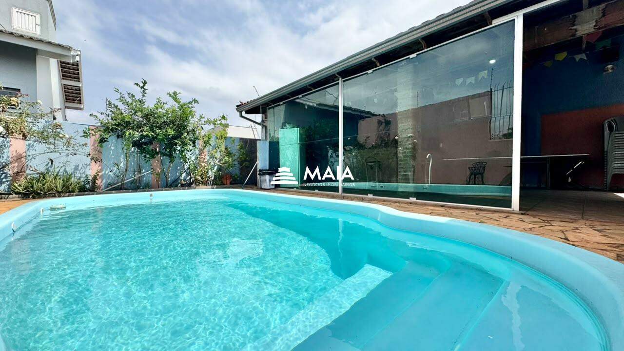 Casa com piscina e quintal com churrasqueira no Jardim São Bento