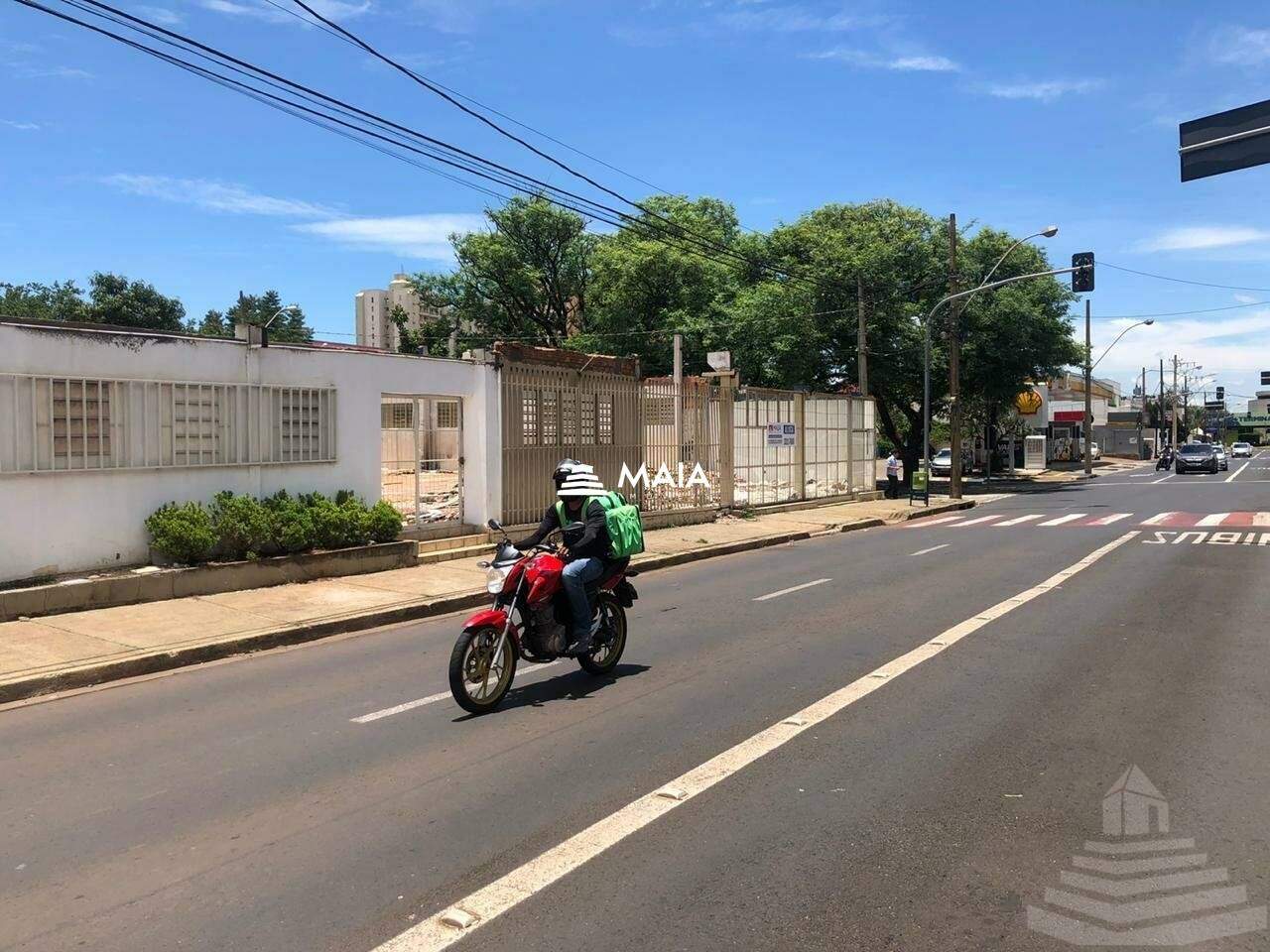 Terreno/Área para aluguel no Mercês: 