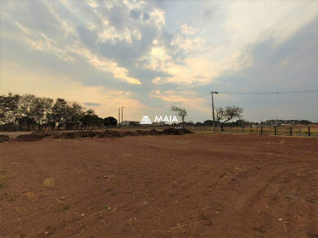 Terreno/Área à venda no Jardim Santa Clara: 