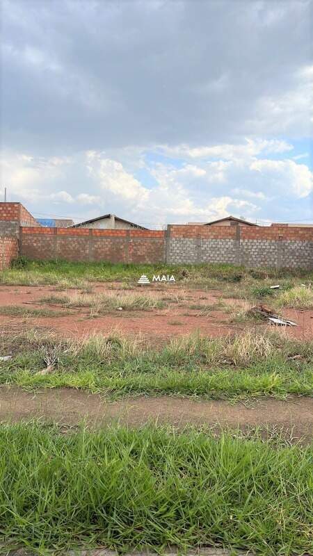 Terreno/Área à venda no Antônio Caiado: 