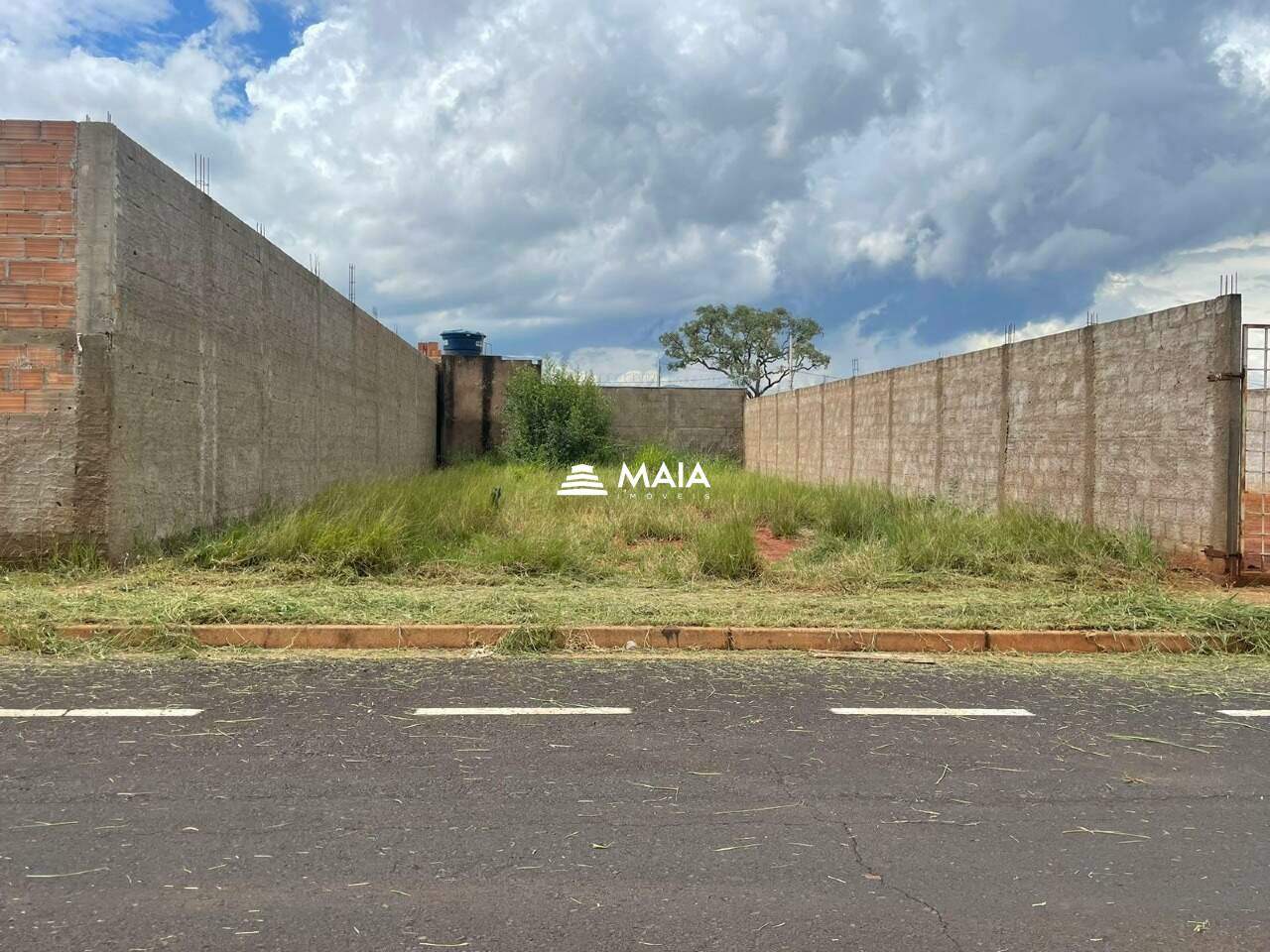 Terreno à venda no bairro Parque das Laranjeiras