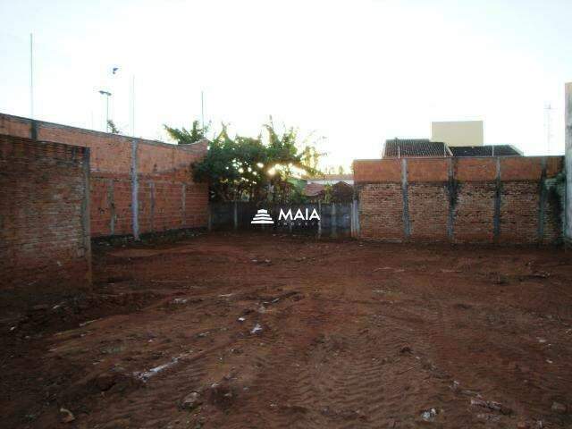 Terreno/Área para aluguel no Mercês: 