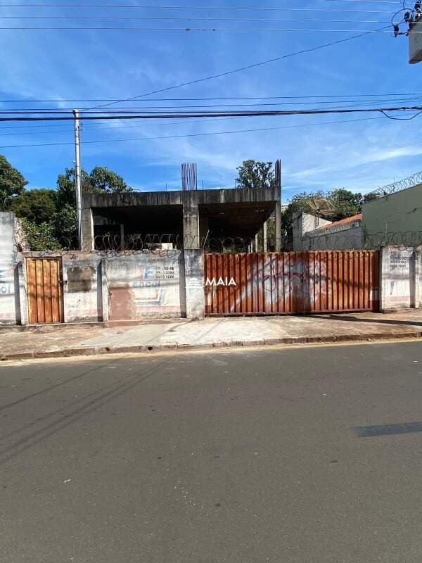 Terreno/Área à venda no Mercês: 