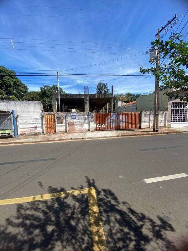 Terreno/Área à venda no Mercês: 