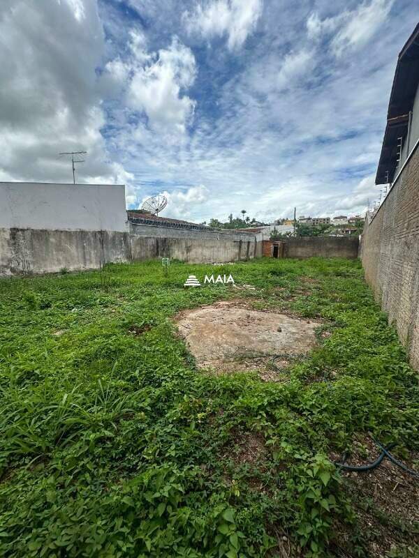 Terreno/Área à venda no Mercês: 