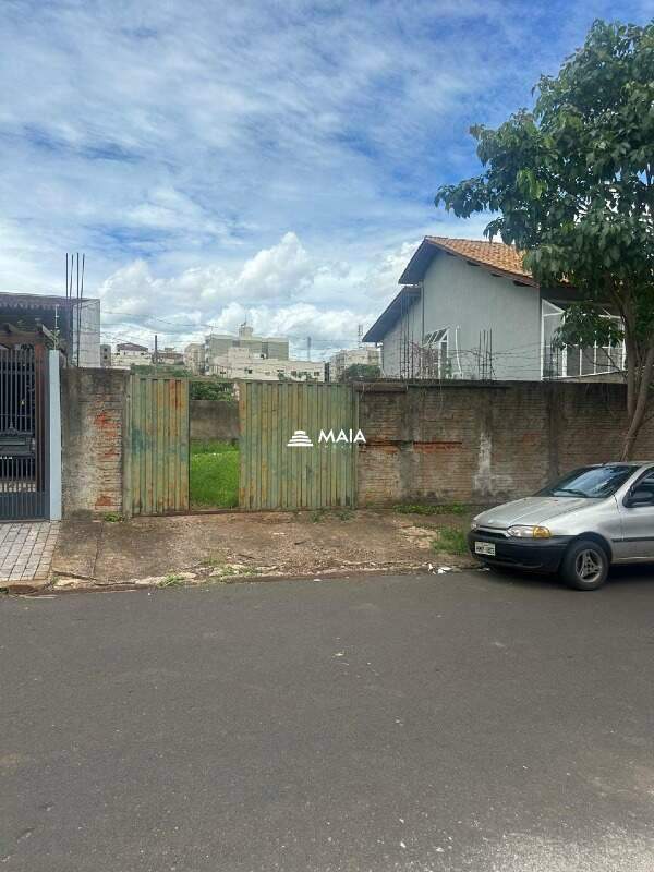 Terreno/Área à venda no Mercês: 