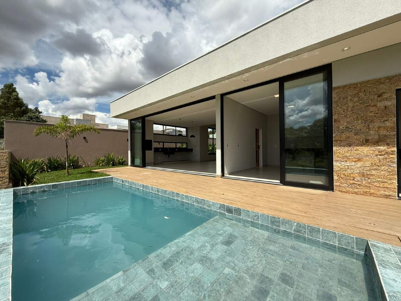 Casa de Condomínio à venda no Jockey do Lago: 