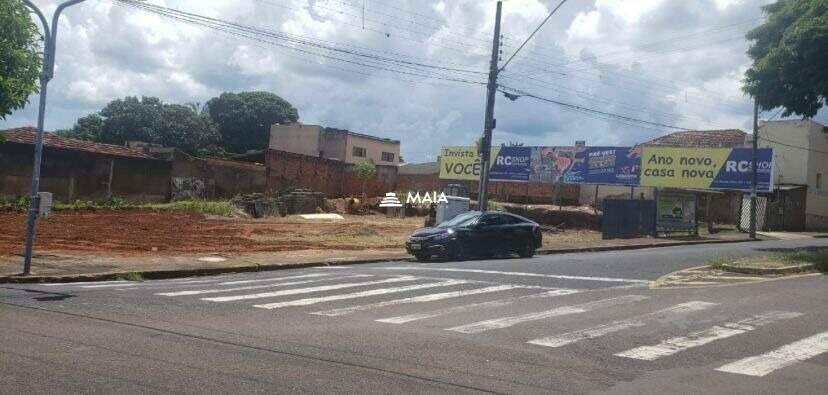 Terreno/Área para aluguel no Fabrício: 