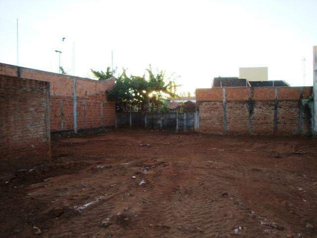 Terreno/Área à venda no Mercês: 