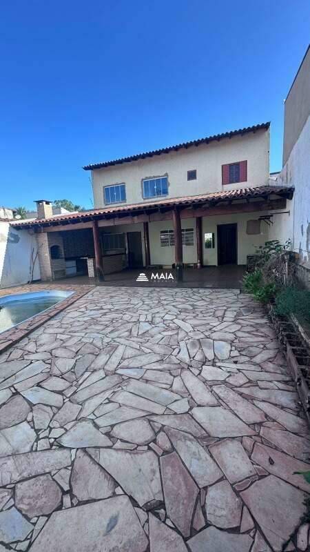 Casa à venda no Beija Flor: 