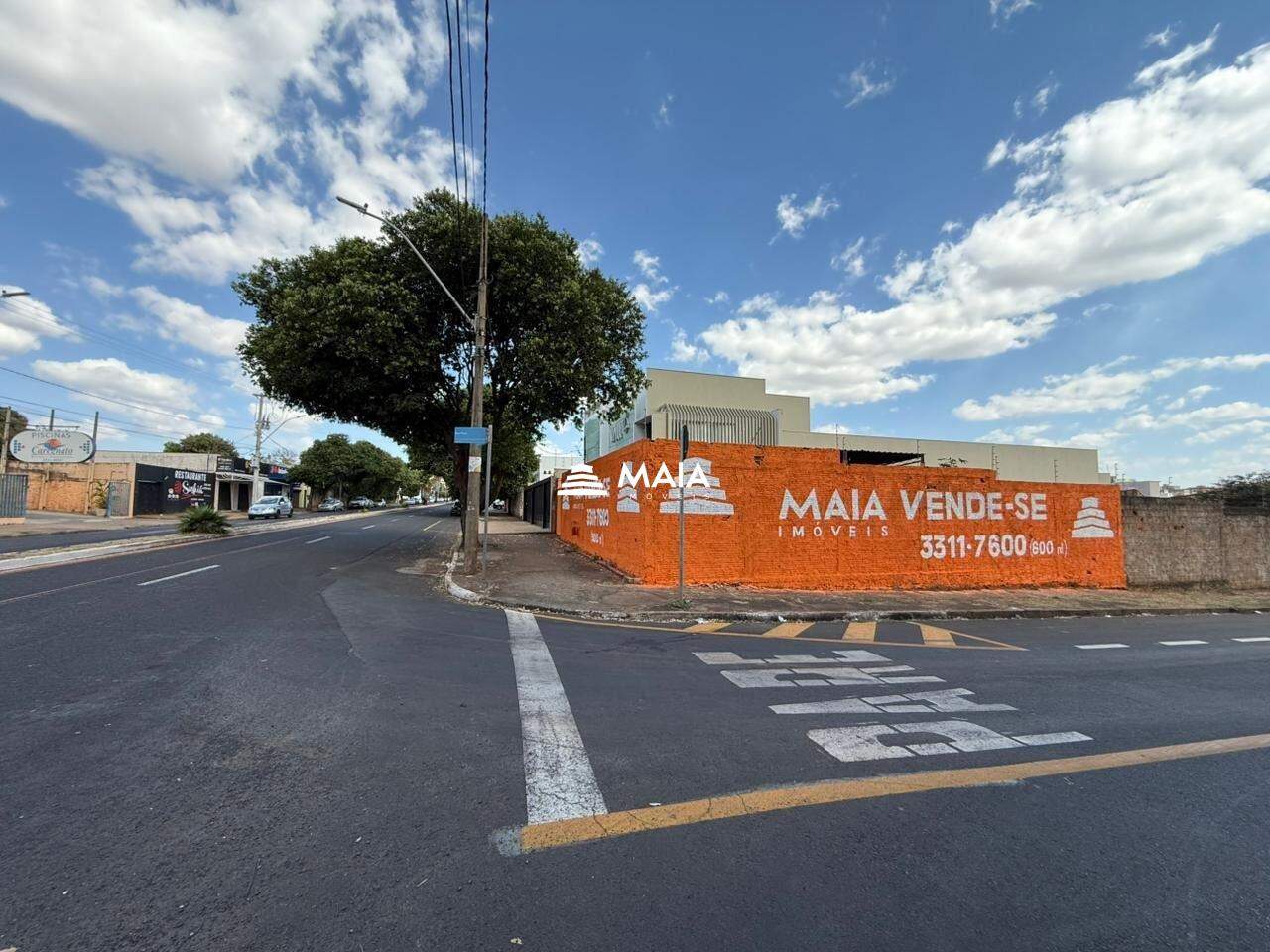 Lote de esquina à venda na Avenida Santos Dumont